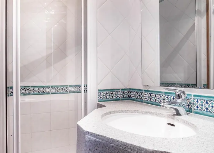 Du Lys 3* Париж